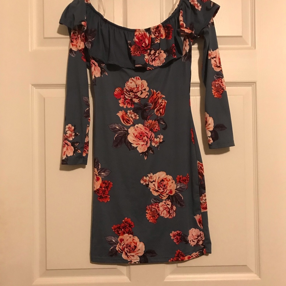 Floral off the shoulder bodycon dress.